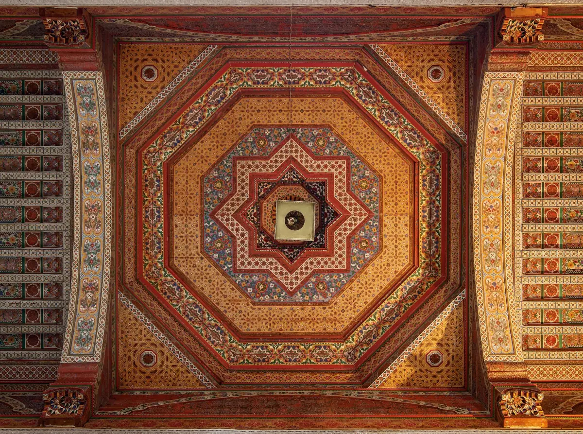 Eine bemalte Zedernholzdecke im Bahia-Palast