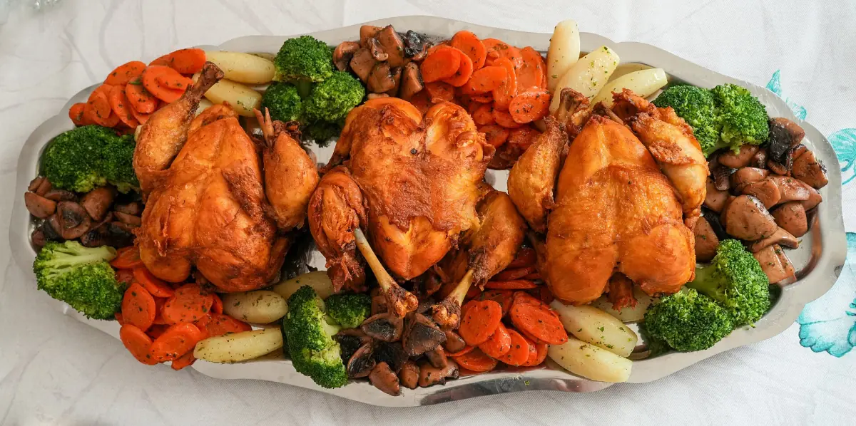 Eine Hähnchen-Tajine mit Gemüse