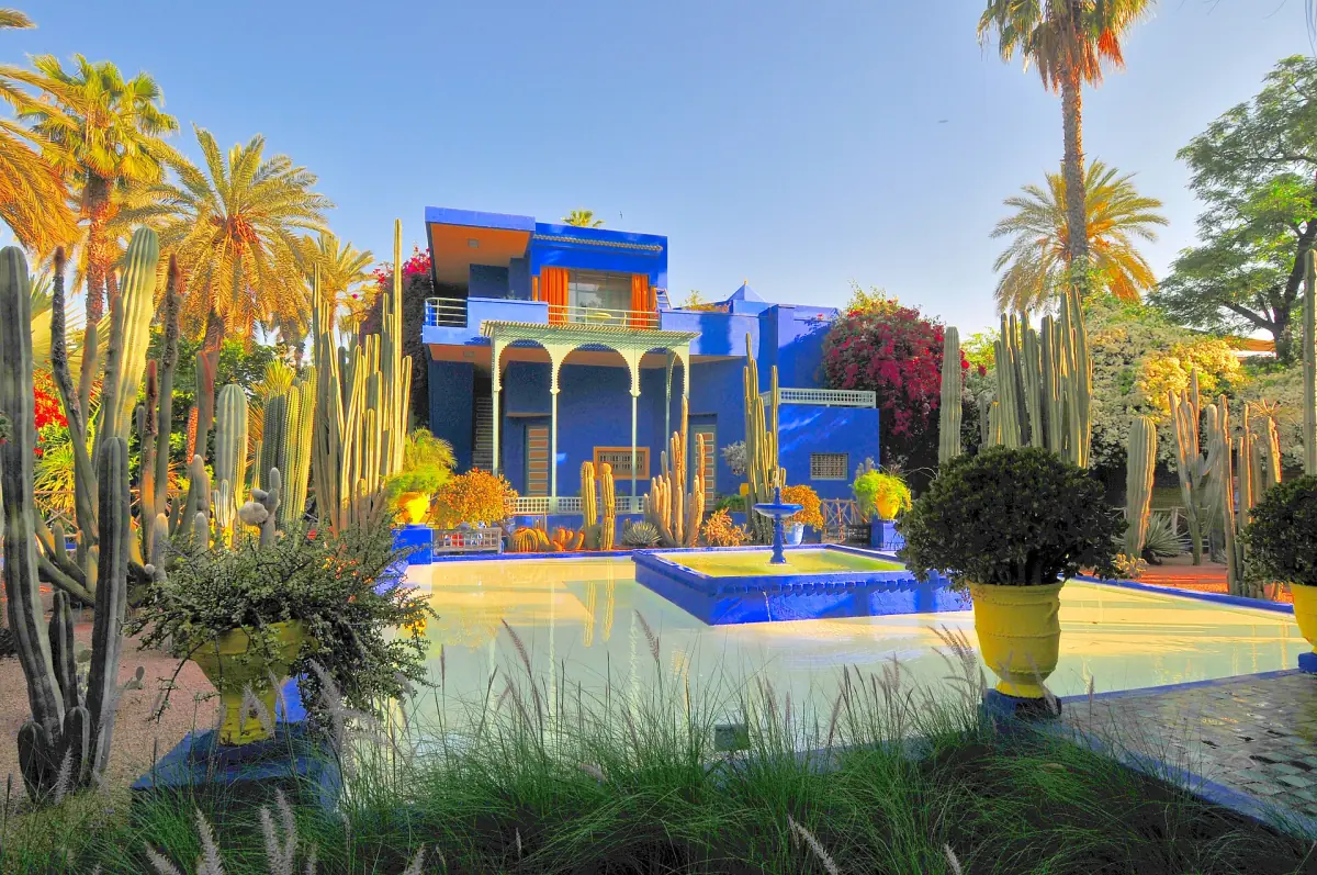 Die blaue Villa und das Becken im Jardin Majorelle