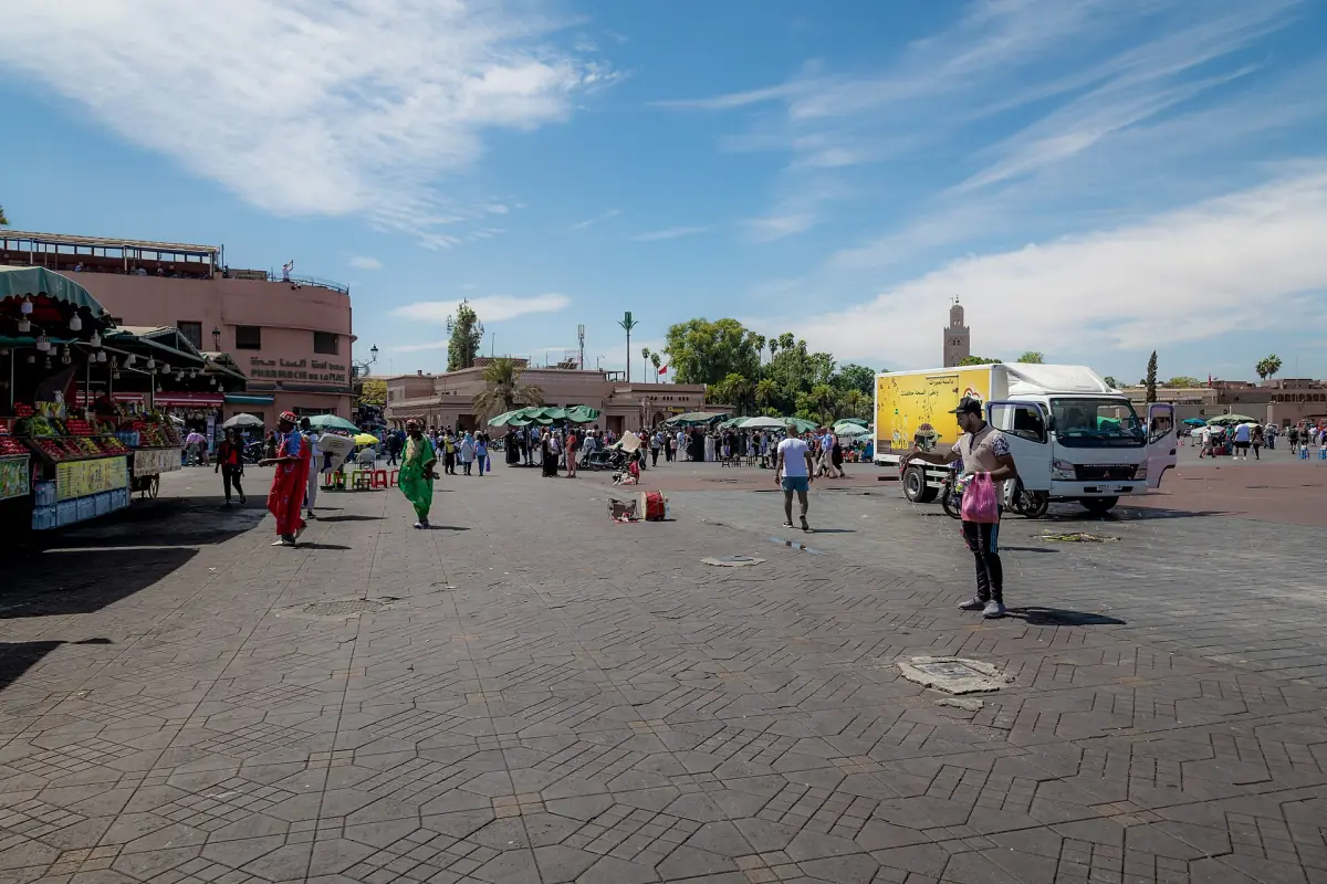 Der Djemaa el-Fna am Vormittag mit der Koutoubia dahinter