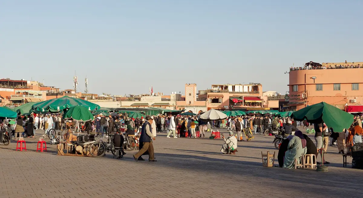 Stände und Menschen auf dem Djemaa el-Fna am späten Nachmittag