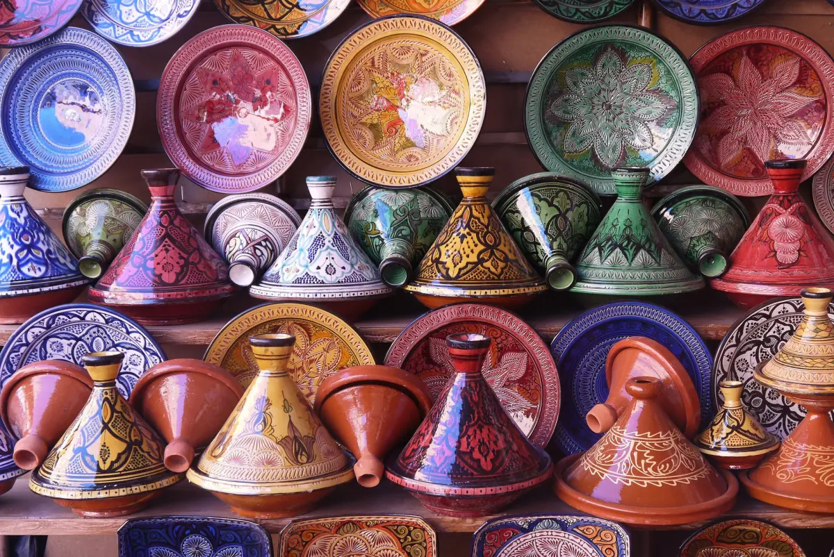 Bemalte Tajine-Töpfe in einem Töpferladen